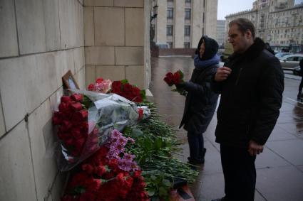 Москва. Москвичи несут цветы к зданию МИД РФ в связи с кончиной постоянного представителя России при ООН Виталия Чуркина.