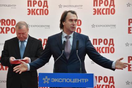 Москва. Первый заместитель председателя Комитета Совета Федераций РФ по аграрно-продовольственной политике и природопользованию Сергей Лисовский на международной выставке продуктов питания `Продэкспо-2017` .