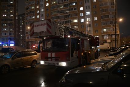 Москва. Пожарная машина во дворе жилого дома.