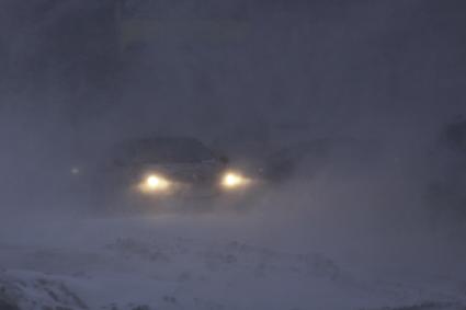 Барнаул. Автомобиль на одной из улиц во время метели.