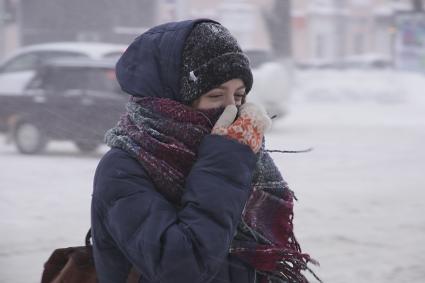 Барнаул.  Девушка на улице во время метели.