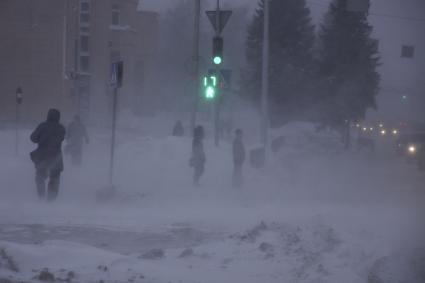 Барнаул. Прохожие на улице во время метели.