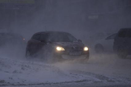 Барнаул. Автомобили на одной из улиц во время метели.