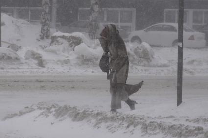 Барнаул. Женщина на улице во время метели.