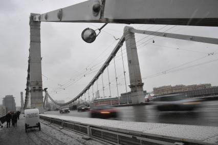 Москва.   Пешеходы на Крымском мосту.