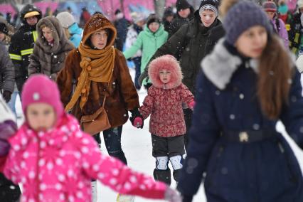 Москва. Посетители катаются на катке в Парке Горького.