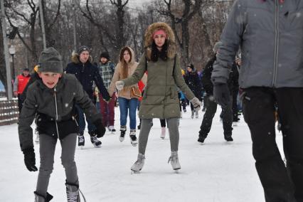 Москва. Посетители катаются на катке в Парке Горького.