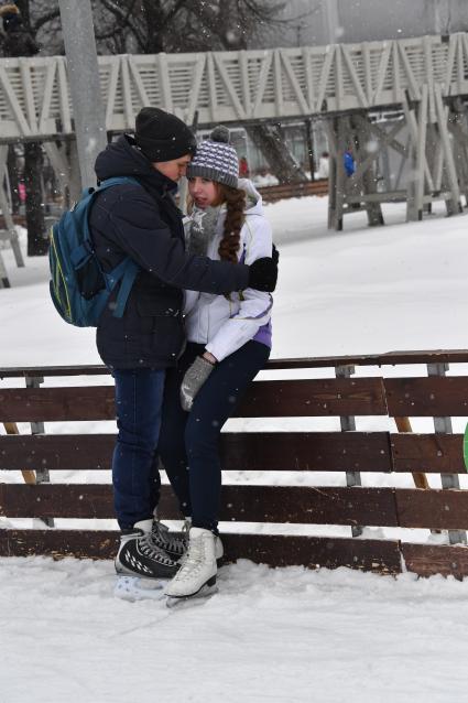 Москва. Молодые люди на катке  в Парке Горького.