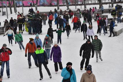 Москва. Посетители катаются на катке в Парке Горького.