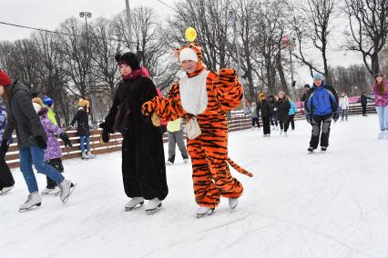 Москва. Посетители катаются на катке в Парке Горького.