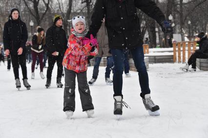 Москва. Посетители катаются на катке в Парке Горького.