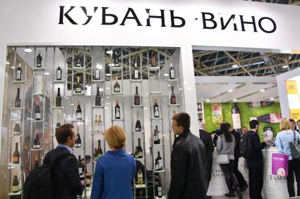 Москва. Стенд компании `Кубань-Вино` на международной выставке продуктов питания, напитков и сырья `Продэкспо-2017` .