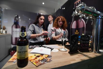 Москва. Демонстрация продуктов на одном из стендов международной выставке продуктов питания, напитков и сырья `Продэкспо-2017` .