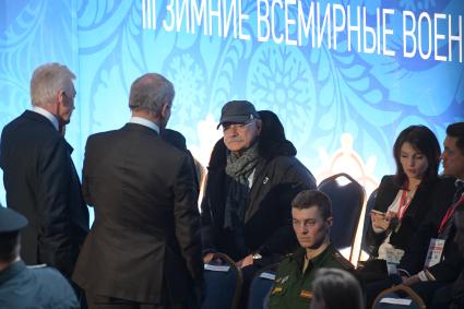 Сочи. Режиссер Никита Михалков ( в центре)  на церемонии  открытия  III  зимних Всемирных военных  игр.