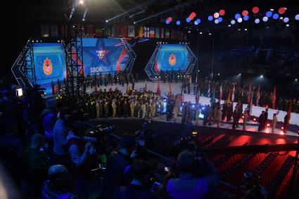 Сочи.   Участники игр  на церемонии  открытия  III  зимних Всемирных военных  игр.