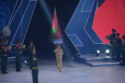 Сочи. Вынос флага Белоруссии на церемонии открытия III зимних Всемирных военных игр.