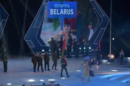 Сочи.   Вынос флага Белоруссии на церемонии  открытия  III  зимних Всемирных военных  игр.