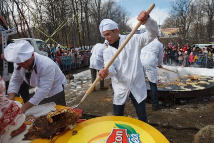 Ставрополь. Повара выпекают большой блин  во время празднования Широкой Масленицы.