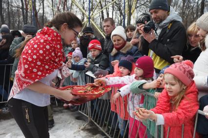 Ставрополь. Раздача блинов во время празднования Широкой Масленицы.