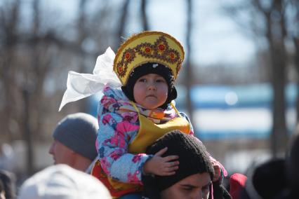 Ставрополь.  Девочка в русском кокошнике во время празднования Широкой Масленицы.
