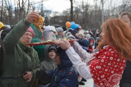 Ставрополь. Раздача блинов во время празднования Широкой Масленицы.