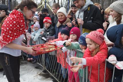 Ставрополь. Раздача блинов во время празднования Широкой Масленицы.