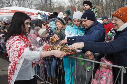 Ставрополь. Раздача блинов во время празднования Широкой Масленицы.