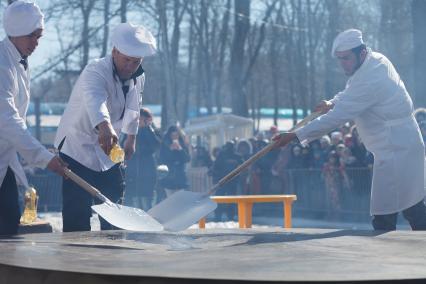 Ставрополь. Повара выпекают большой блин  во время празднования Широкой Масленицы.