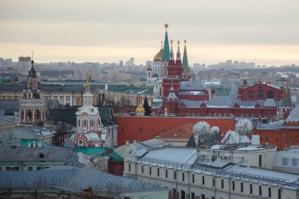 Москва. Вид на Кремль со смотровой площадки на крыше Центрального Детского Магазина на Лубянке.