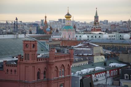 Москва. Вид на Кремль со смотровой площадки на крыше Центрального Детского Магазина на Лубянке.