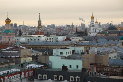 Москва. Вид на Кремль со смотровой площадки на крыше Центрального Детского Магазина на Лубянке.