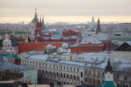 Москва. Вид на Кремль со смотровой площадки на крыше Центрального Детского Магазина на Лубянке.