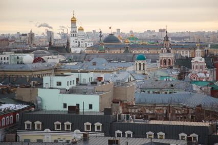 Москва. Вид на Кремль со смотровой площадки на крыше Центрального Детского Магазина на Лубянке.