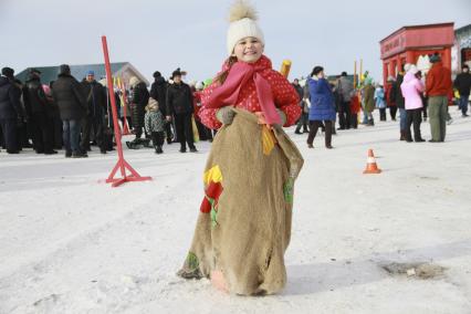 Алтайский край.  Народные гуляния во время празднования  фестиваля Сибирская Масленица.