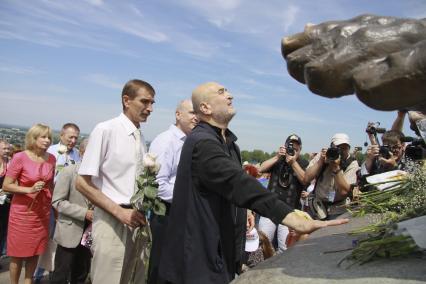 Алтайский край, Сростки. Актер Алексей Петренко (в центре) на фестивале `Шукшинские дни на Алтае`.