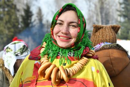 Московсая область. Народные гуляния  во время празднования Бакшевской Масленицы  в Истринском районе деревни  Румянцево.