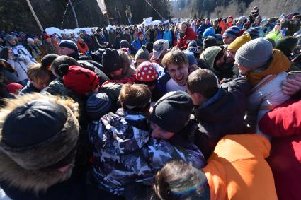 Московсая область. Народные забавы во время празднования Бакшевской Масленицы  в Истринском районе деревни  Румянцево.