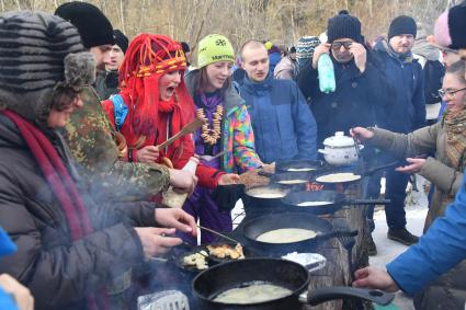 Московсая область. Выпекание блинов во время празднования Бакшевской Масленицы  в Истринском районе деревни  Румянцево.