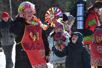 Московсая область. Народные гуляния во время празднования Бакшевской Масленицы в Истринском районе деревни Румянцево.