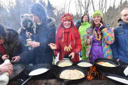 Московсая область. Выпекание блинов во время празднования Бакшевской Масленицы  в Истринском районе деревни  Румянцево.