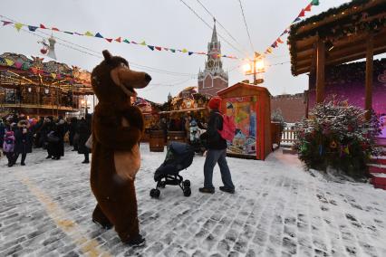 Москва. Ростовая кукла  Медведь  на Красной площади во время масленичных гуляний.