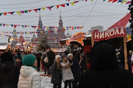 Москва. Девушки делают селфи  на Красной площади во время масленичных гуляний.