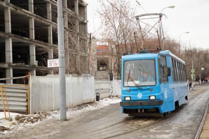 Москва. Трамвай на одной из улиц города.