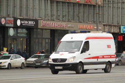 Москва. Автомобиль скорой медицинской помощи на одной из улиц города.