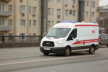 Москва. Автомобиль медицинской детской скорой помощи на одной из улиц города.