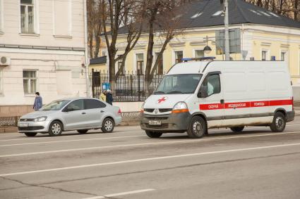 Москва.  Автомобиль скорой медицинской помощи  на одной из улиц города.
