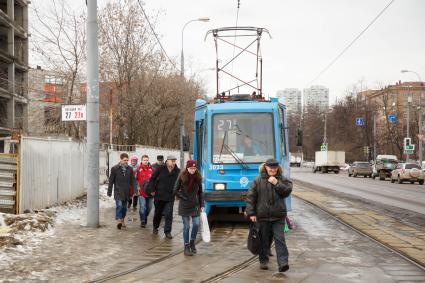 Москва. Пассажиры выходят из трамвая на одной из улиц города.