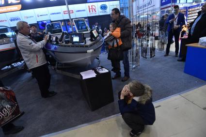 Москва. Посетители рассматривают эхолоты Lowrance на выставке `Охота и рыболовство на Руси` на ВДНХ.