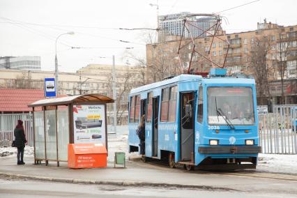 Москва. Трамвай на одной из улиц города.