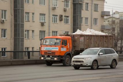 Москва.   Автомобили на одной из улиц города.